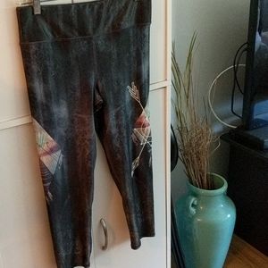 Black patterned capri leggings